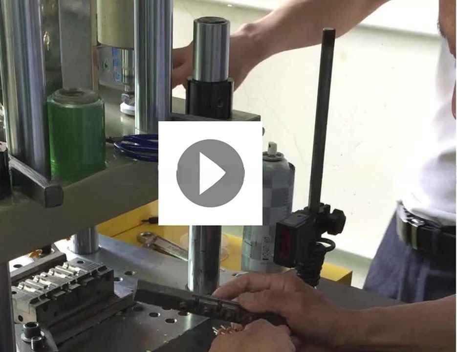 30T VERTICAL Plastic Injection Moulding Machine For Small And Medium Scale Production