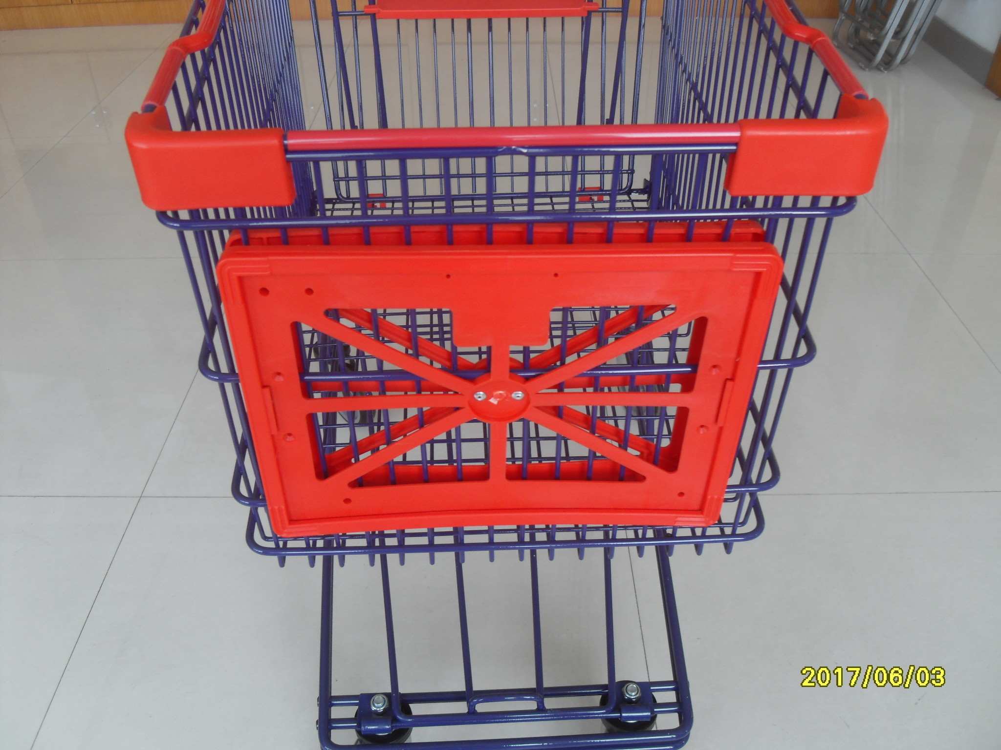 150L Asian style of Wire Supermarket Trolley Carts with Red Plastic , Wire Grocery Cart