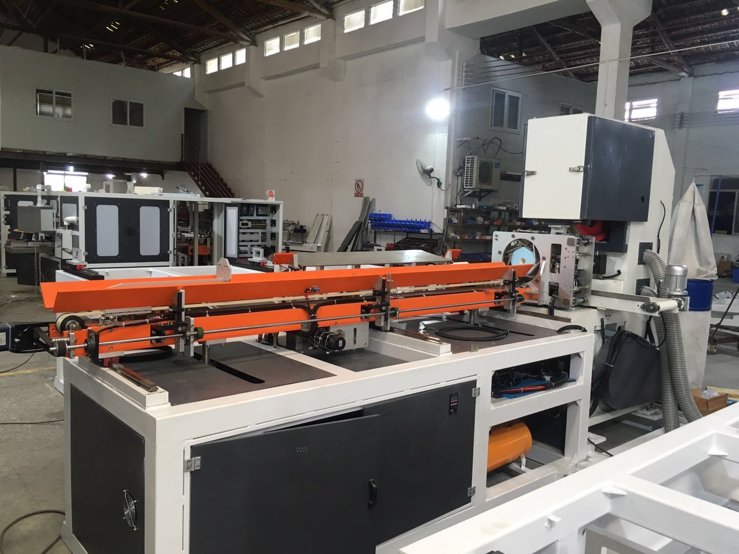 China Small Jumbo Roll Band Saw Cutting Machine Automatically Grinding on sale