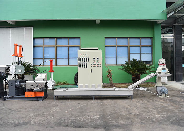 Side Feeder Plastic Waste Recycling Machine High Efficiency With 1 Years Warranty