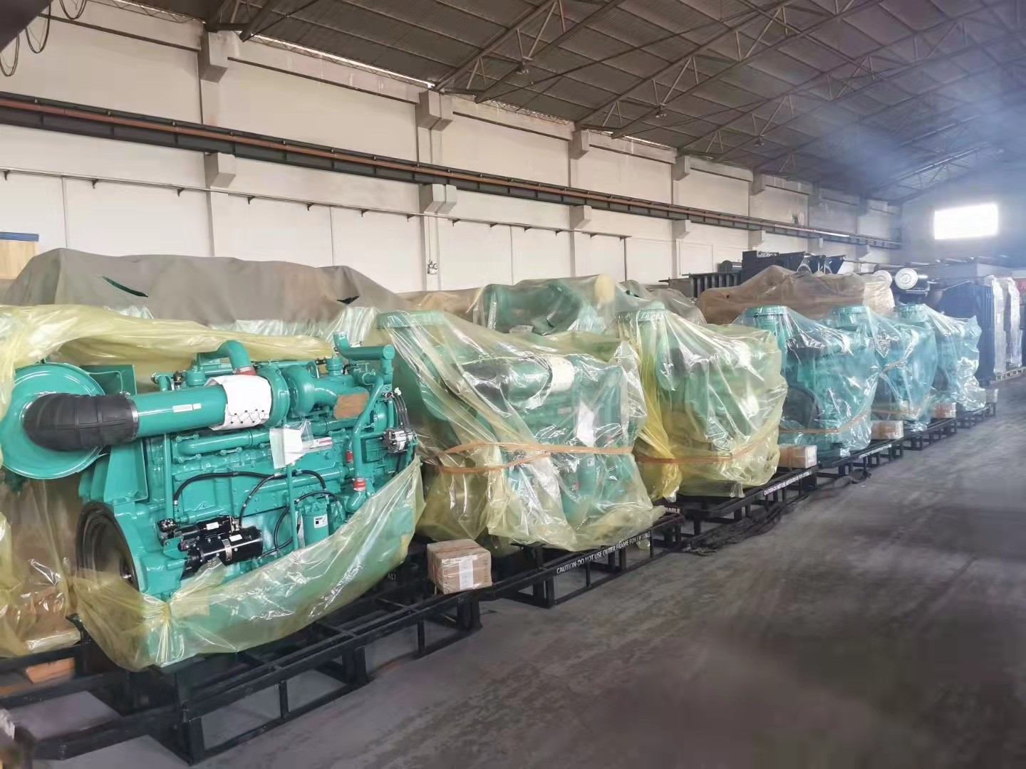 Trailer Cummins Electric Generator KTA19 G4 400kw Prime Power Diesel Generator