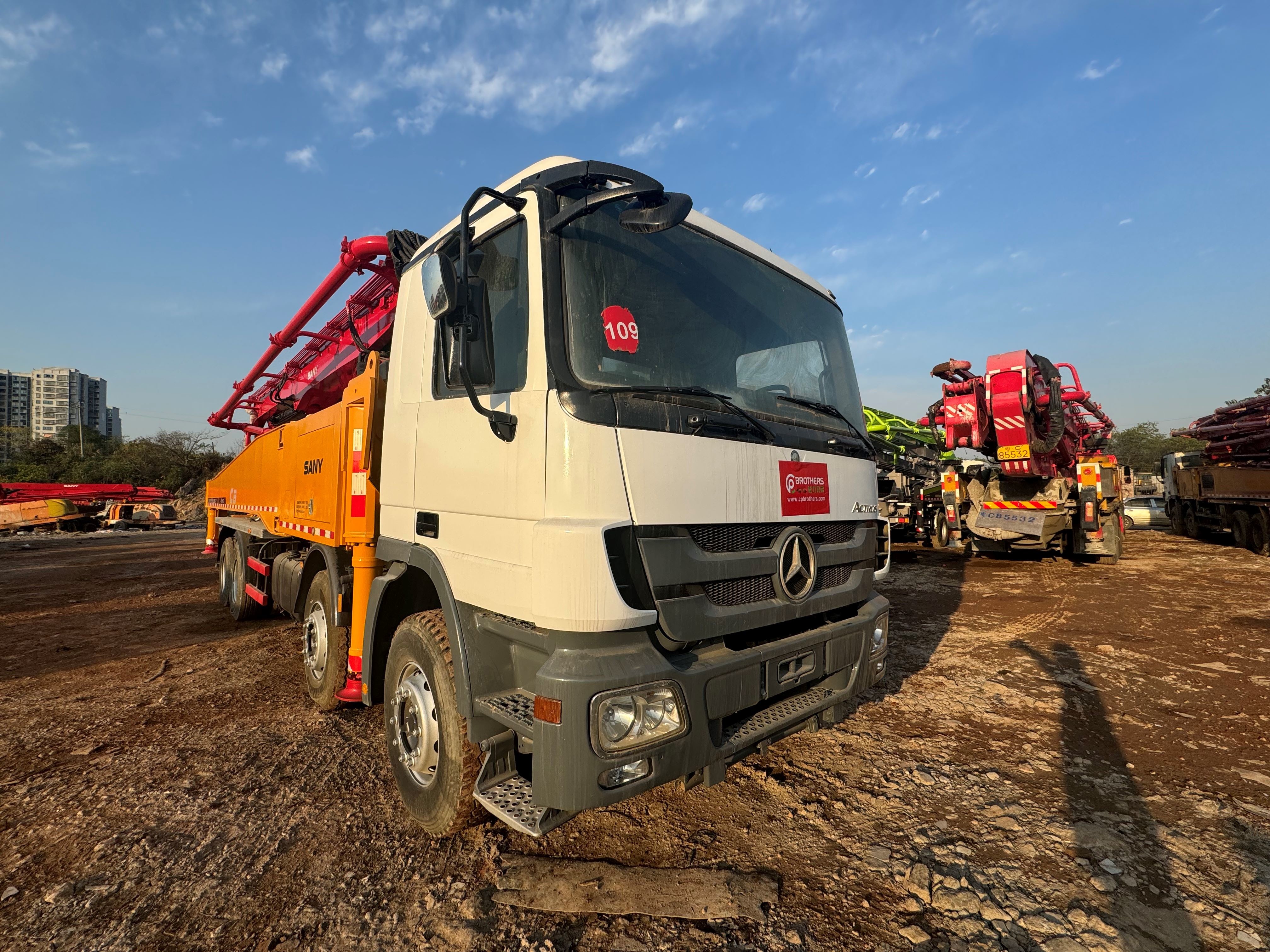 Semi-Dry Shotcrete Type Concrete Pump Truck 52 Meters Installed on Mercedes Chassis with Total Weight of 41330kgs