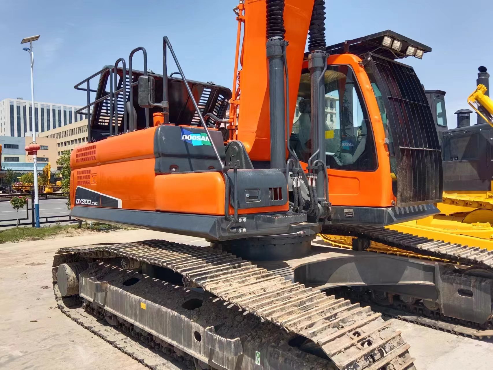 DOOSAN DX300 High Performance Hydraulic Excavator Used Construction Machine With Good Engine Low Price for Sale