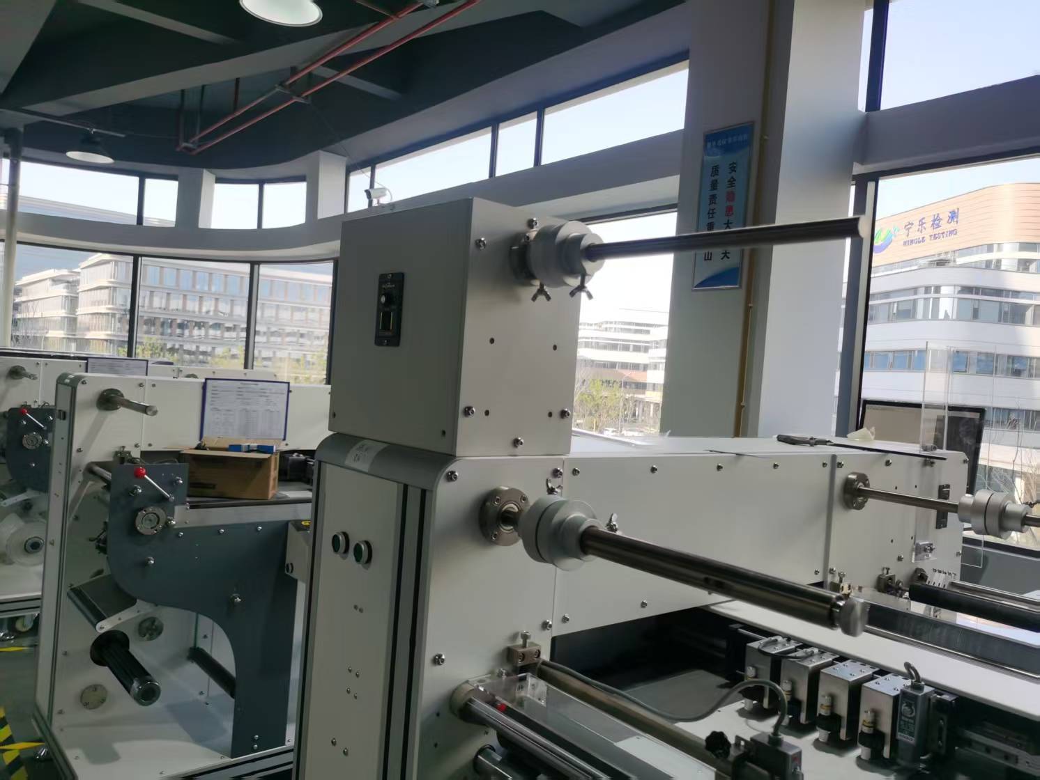 Digital Die Cutting Machine 330mm Width 0.1mm Precision Servo Motor