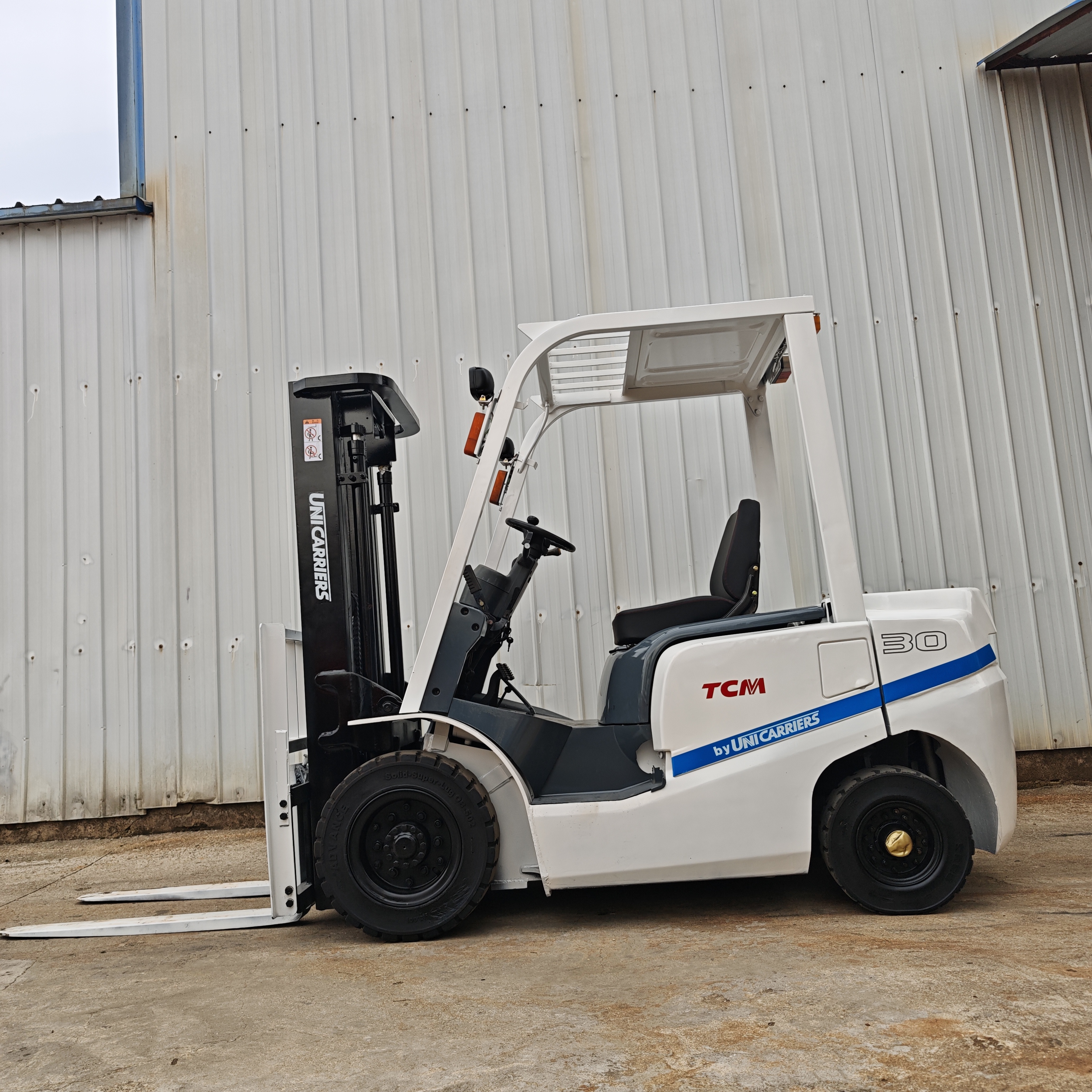 Used HELI 3.5-ton electric forklift side view