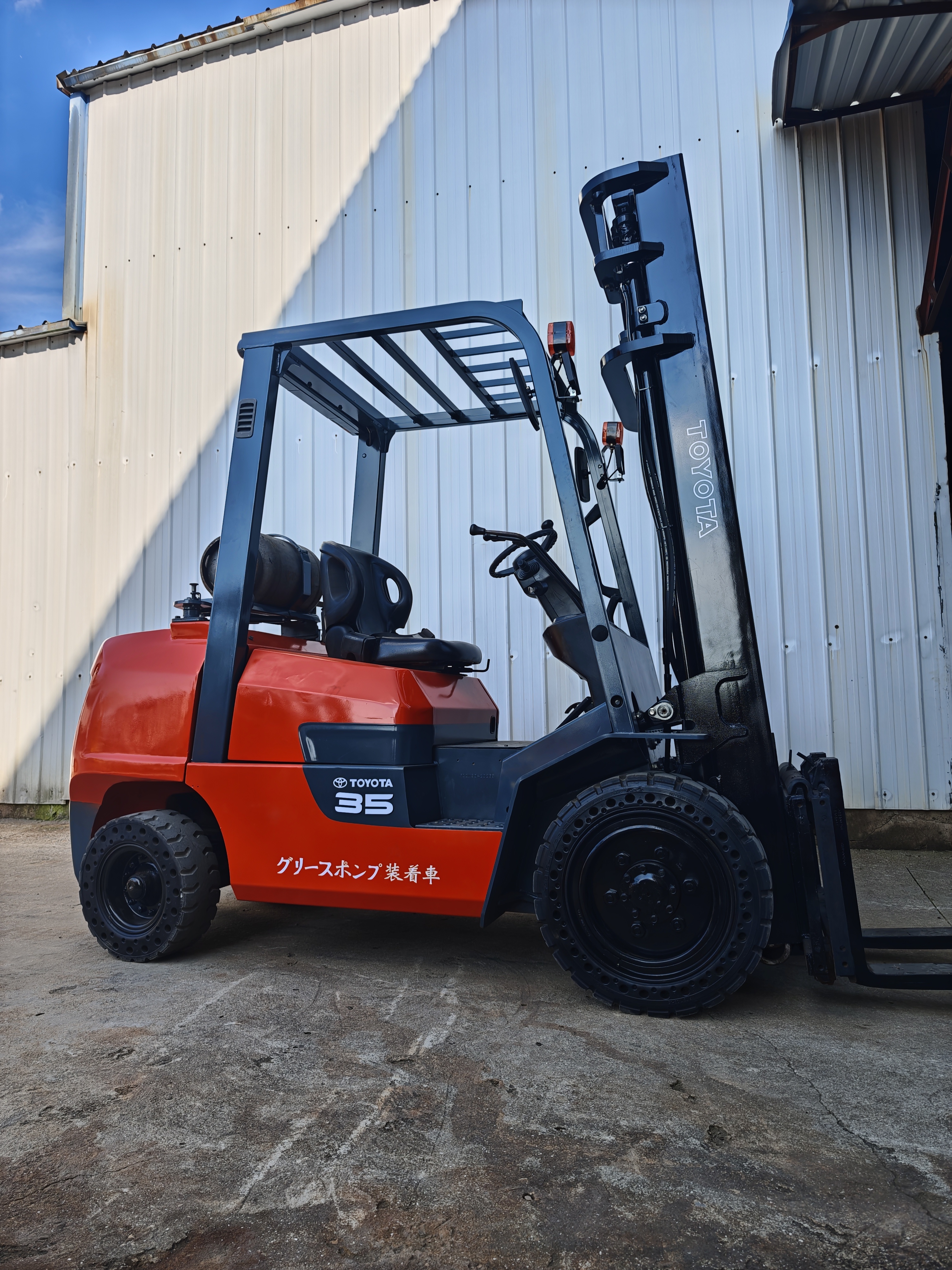 Used Toyota 35 Forklift 3.5 Tons 4 Meters Lifting Machine Dual Use Gas Lpg