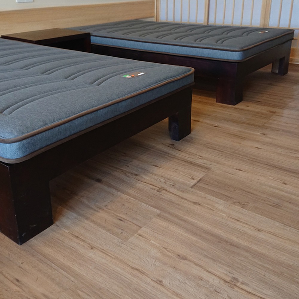 Waterproof Wood Veneer SPC Floor Click Installation Type Vinyl Plank Flooring for Oak