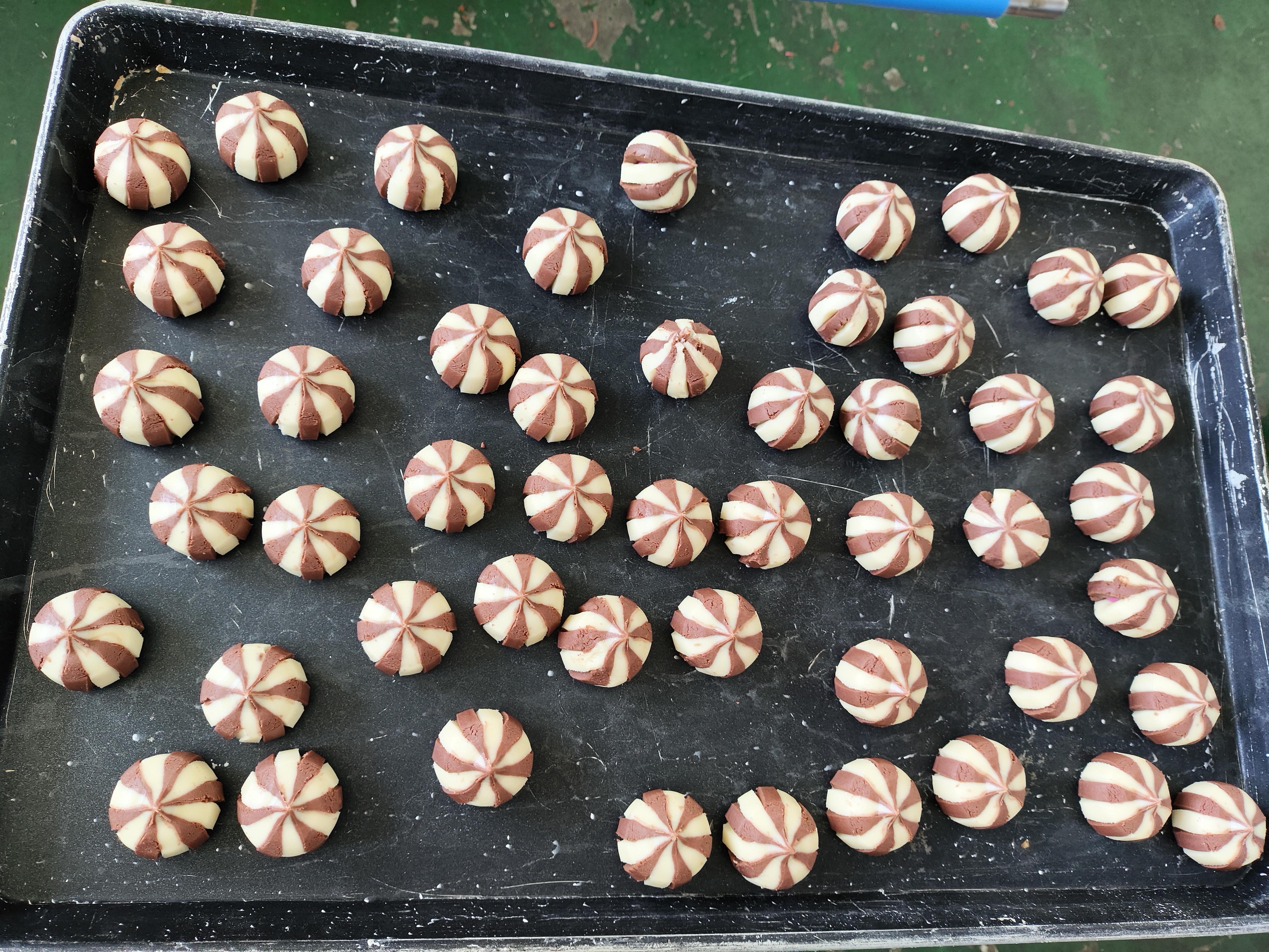 Two-Tone Teardrop Stuffed Cookies Automatic Encrusting Machine 5000-6000pcs/h Capacity