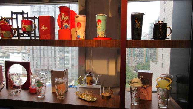Large capacity ceramic embossed coffee and tea mug print 3d yoga lady Chinese style vintage mug