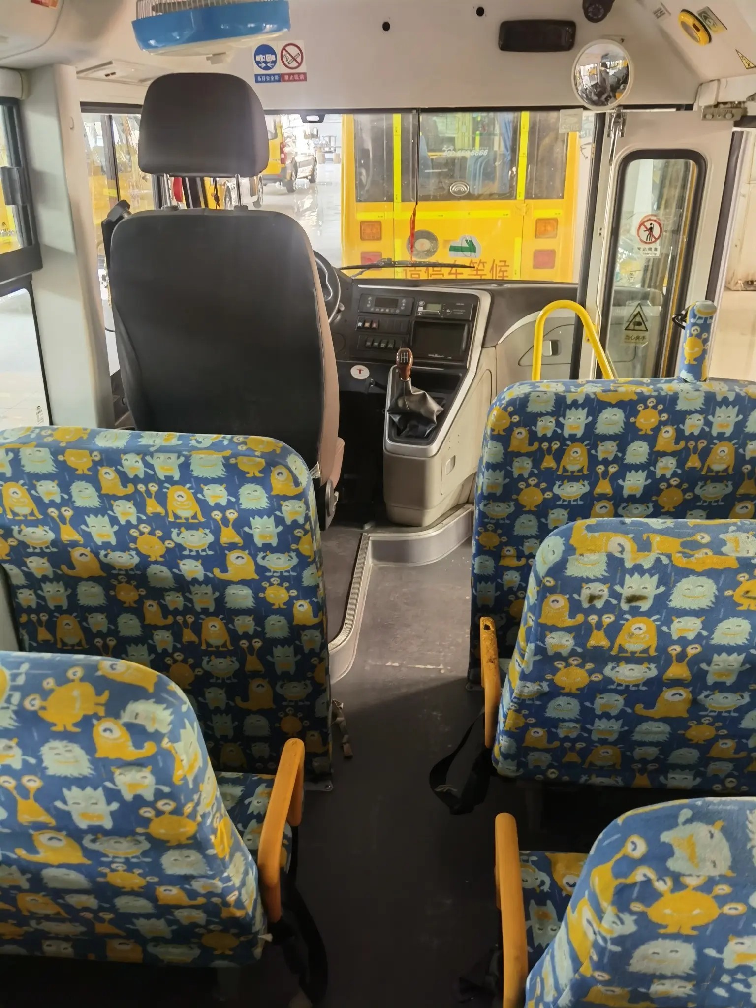 Used Mini School YuTong Bus ZK6575DX53 CA Engine 19 Seats Air Conditioner