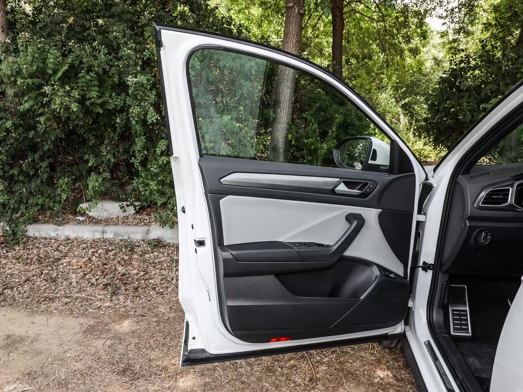Volkswagen T ROC 2025 White Car 5 Doors 5 Seats SUV 1.5T Edition Gasoline Fuel