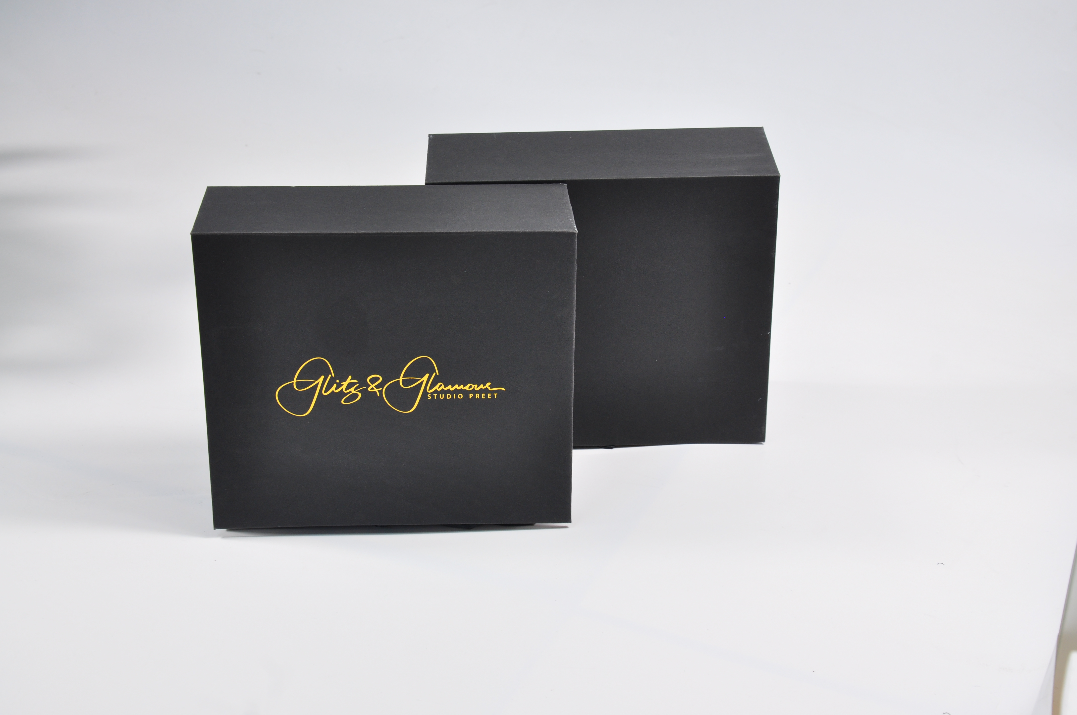 CMYK 800gsm Flap Gift Box With Ribbon Closure
