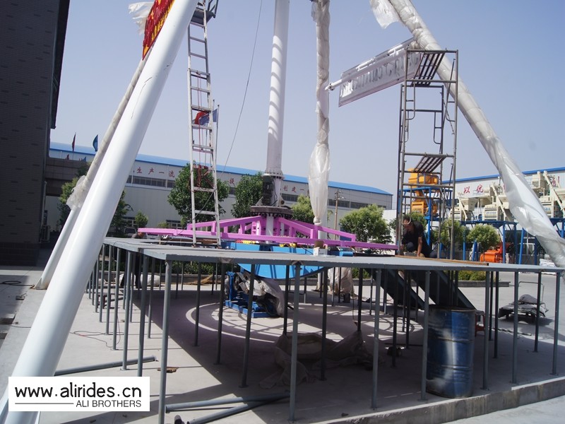 Adjustable Speed Pendulum Amusement Ride With Shoulder Press And Seat Belt