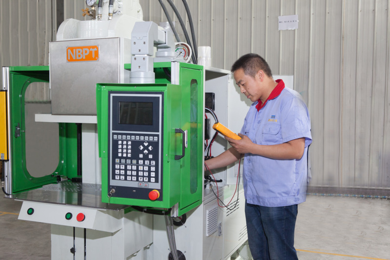 VERTICAL standard plastic injection molding machine for electrical outlet