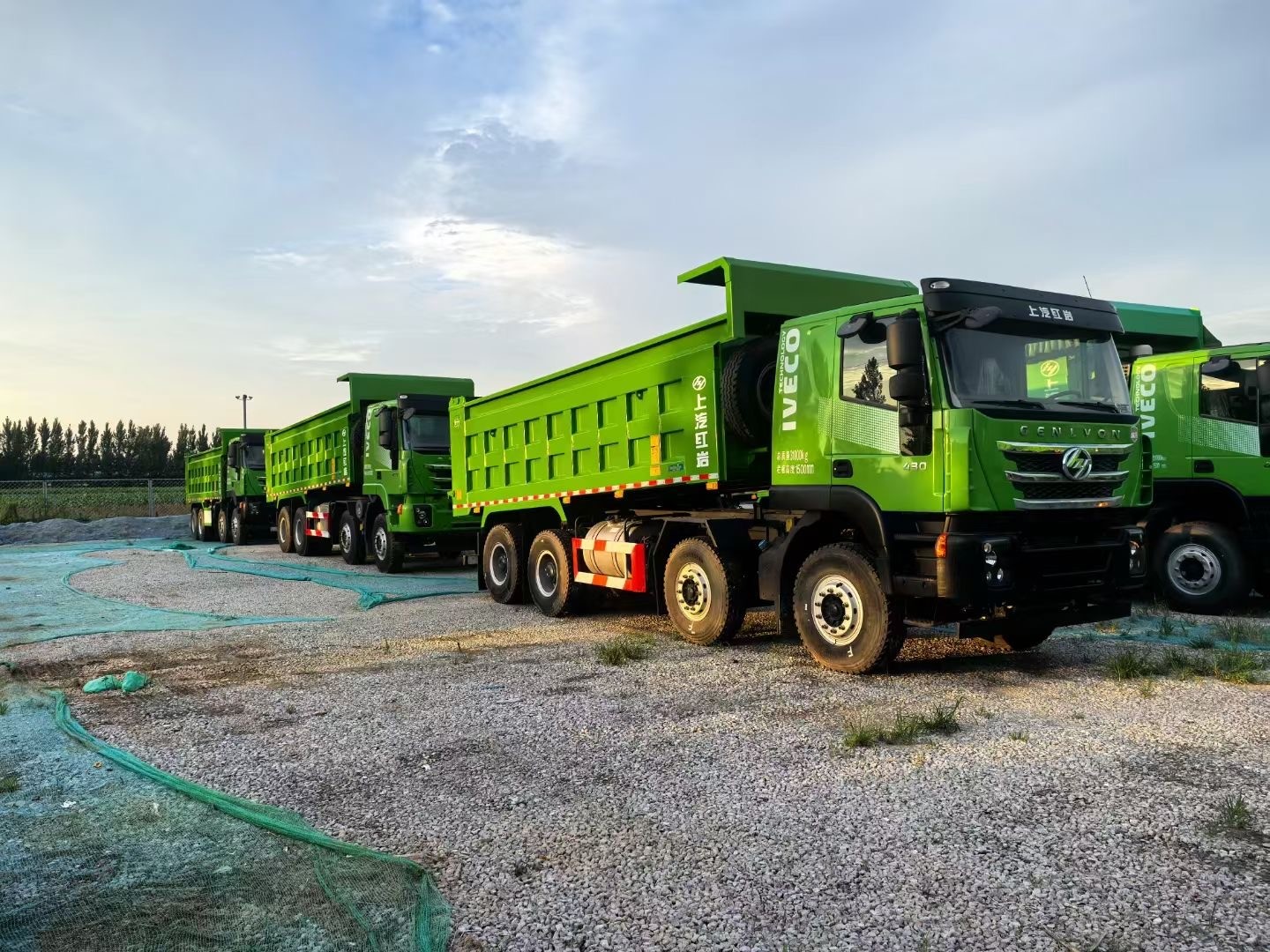 Used SAIC Hongyan 460hp dump truck 12 wheels Available