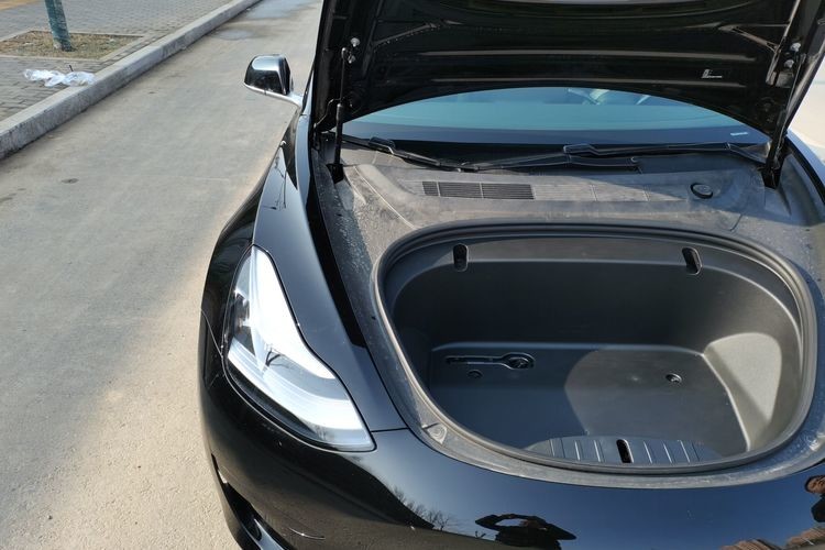 New Energy Battery Power Clean Energy High Speed 225km/H Electric Car