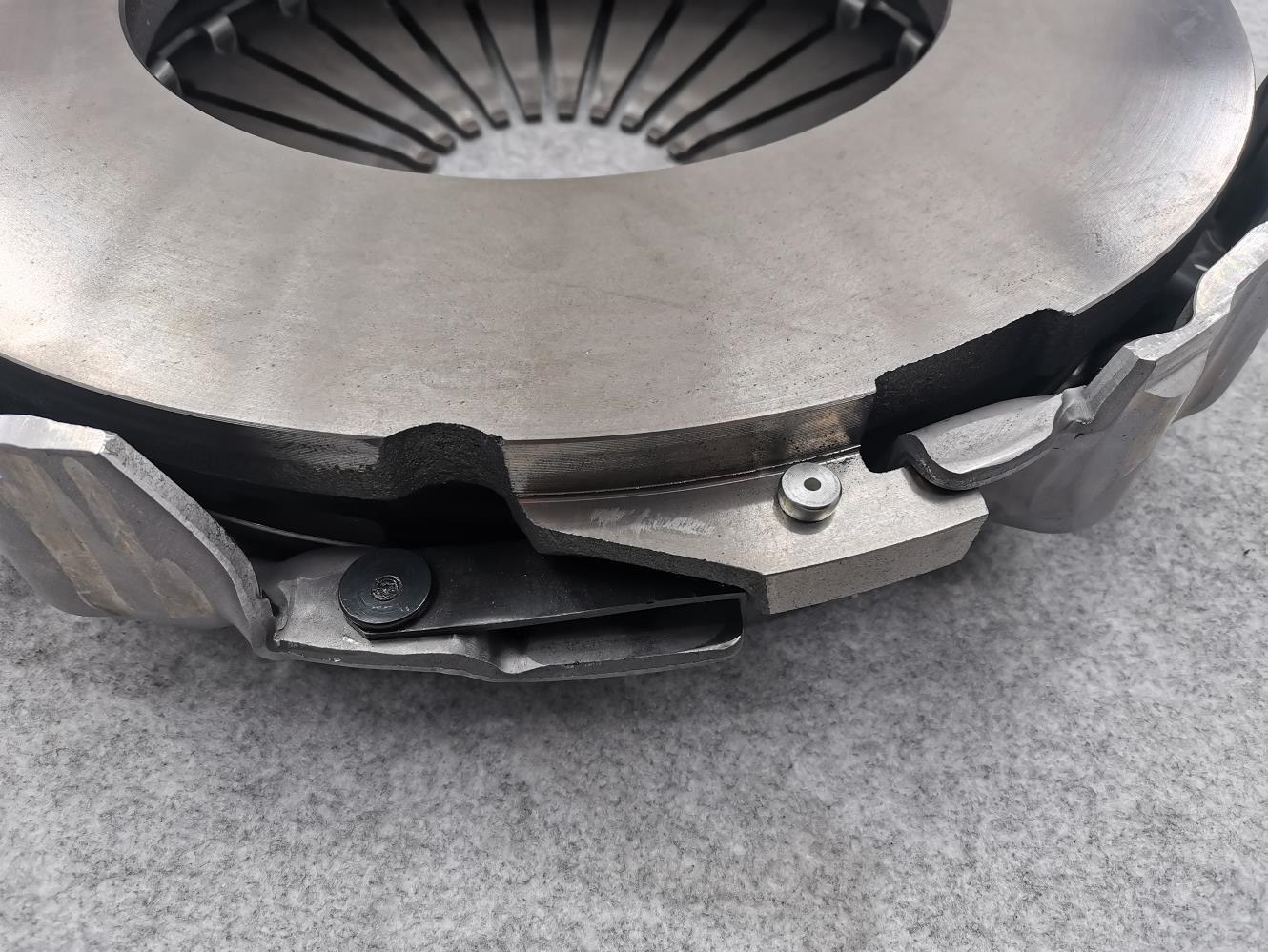 OE NO. 1882280140 1859212000 1882280213 2488019032 2488019032 3482021031 Clutch Cover with BENZ DAF MANN