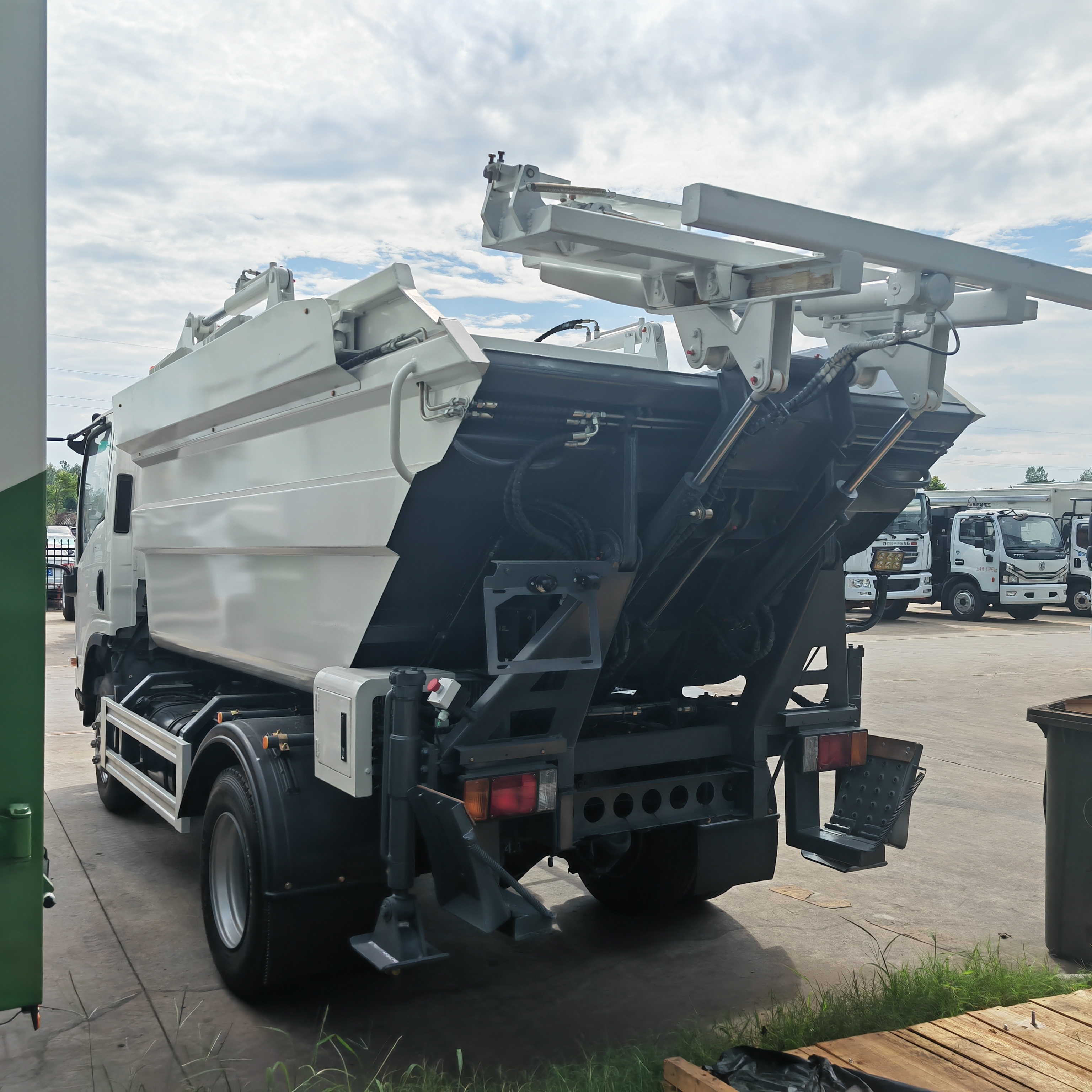 Isuzu Rear Loader Garbage Truck Food Waste Disposal Truck For Efficient Garbage Compression