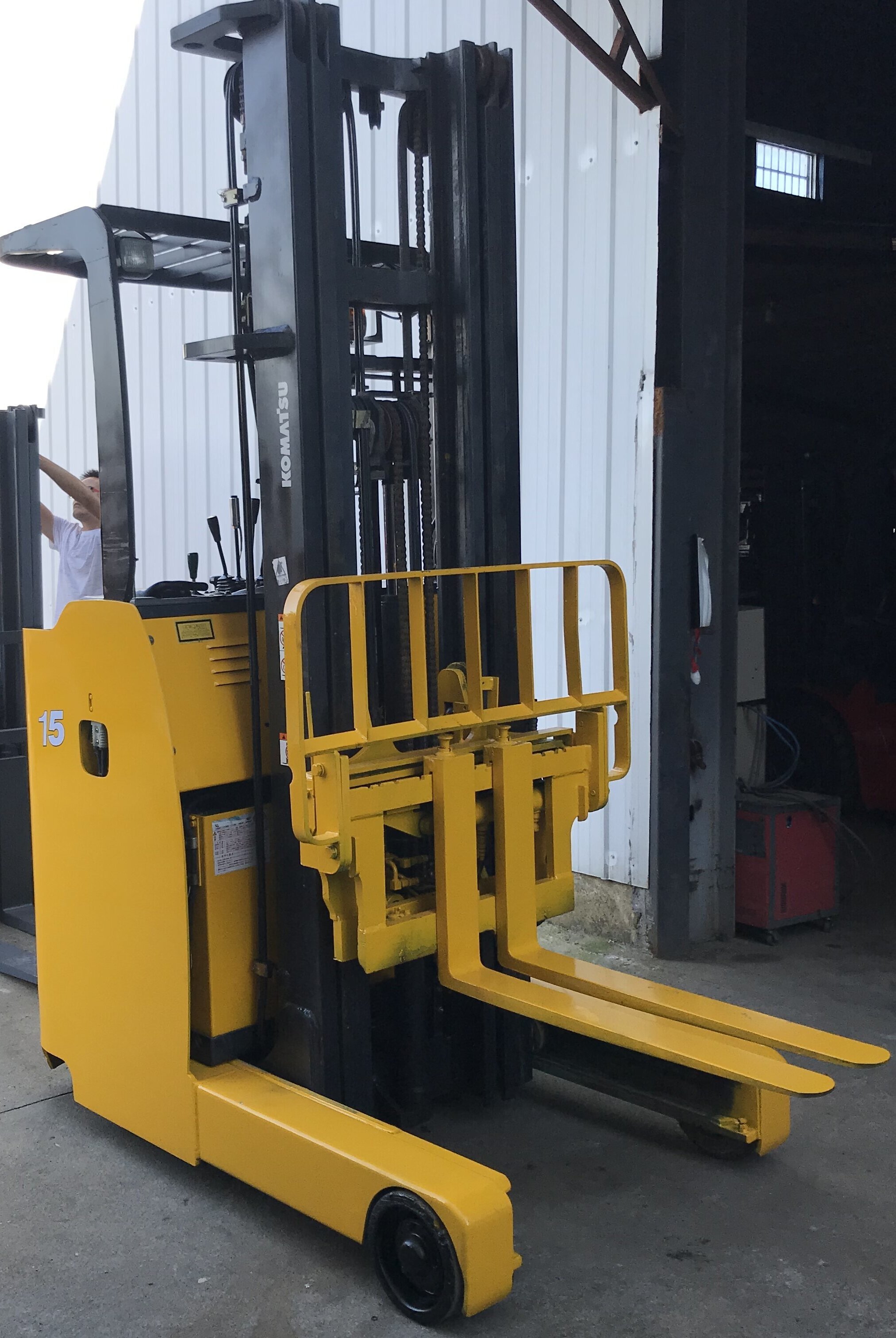 Japan Made Komatsu 1.5ton Electric Reach Truck Used Stand-On Three-Stage Mast Battery-Powered 1.5ton 6m Electric Forklift