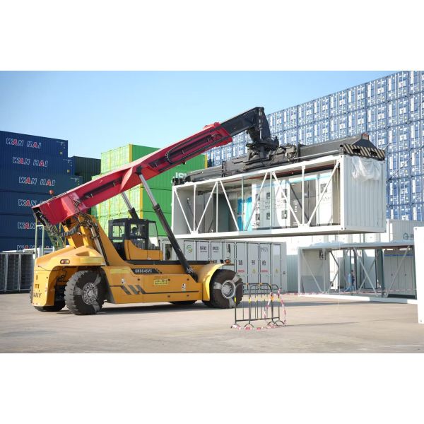 Schneider APC EcoStruxure Modular Data Center All in One ISO Containers with 38kW Power 5 Rack Capacity and 400V 50Hz